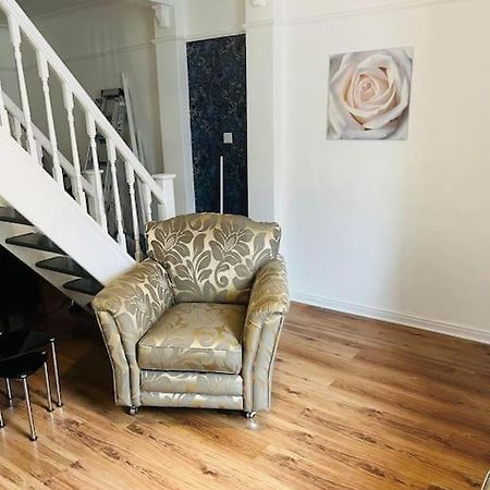 The White House - Cheerful 3 Bedroom Home In Wigan - Ince - Sleeps 7 - Parking - Work Space - Great Motorway Links 외부 사진