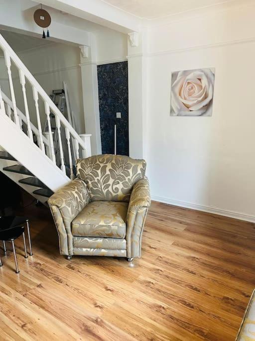 The White House - Cheerful 3 Bedroom Home In Wigan - Ince - Sleeps 7 - Parking - Work Space - Great Motorway Links 외부 사진