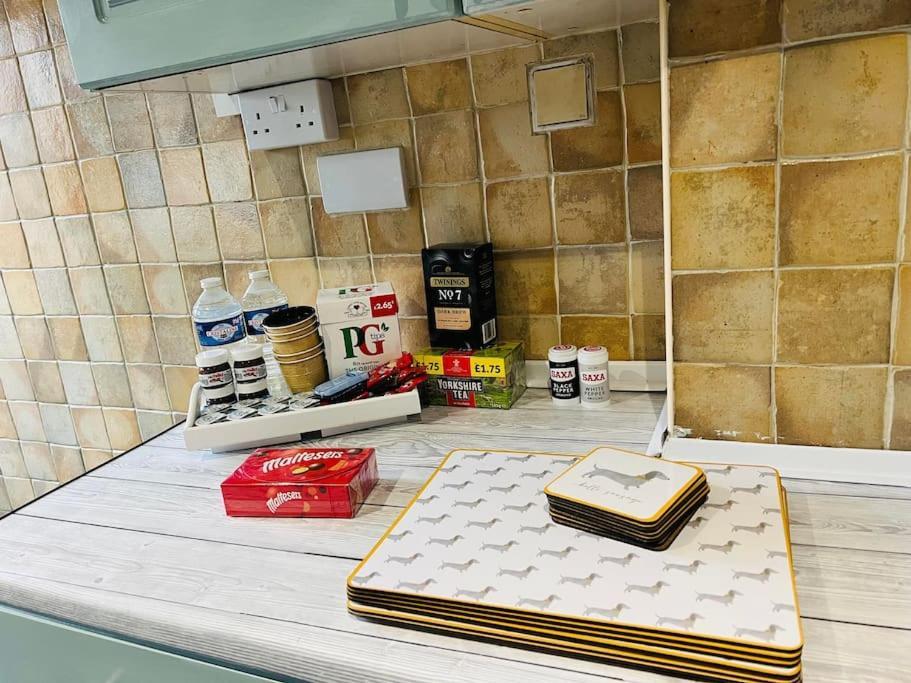 The White House - Cheerful 3 Bedroom Home In Wigan - Ince - Sleeps 7 - Parking - Work Space - Great Motorway Links 외부 사진