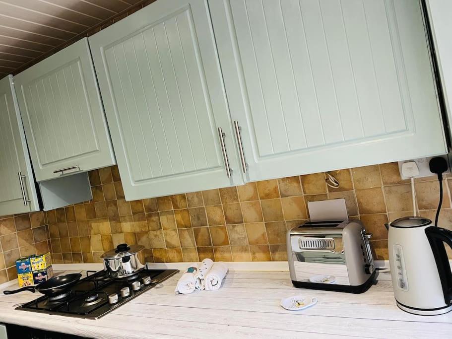 The White House - Cheerful 3 Bedroom Home In Wigan - Ince - Sleeps 7 - Parking - Work Space - Great Motorway Links 외부 사진