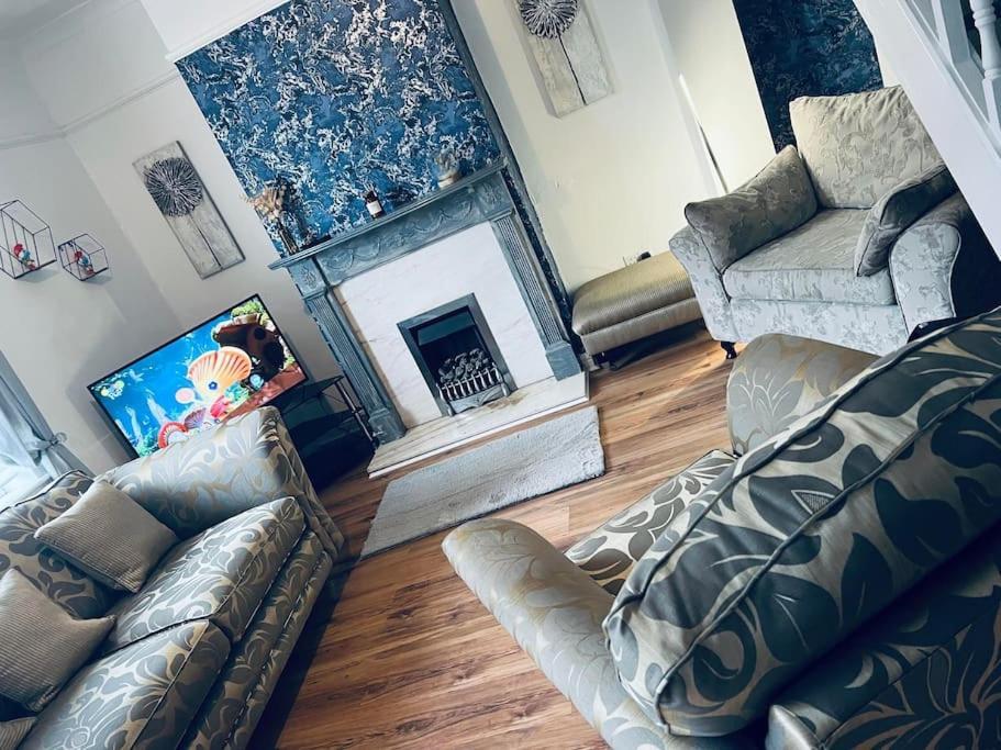 The White House - Cheerful 3 Bedroom Home In Wigan - Ince - Sleeps 7 - Parking - Work Space - Great Motorway Links 외부 사진