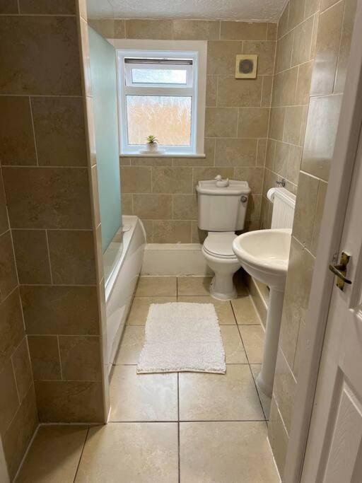 The White House - Cheerful 3 Bedroom Home In Wigan - Ince - Sleeps 7 - Parking - Work Space - Great Motorway Links 외부 사진