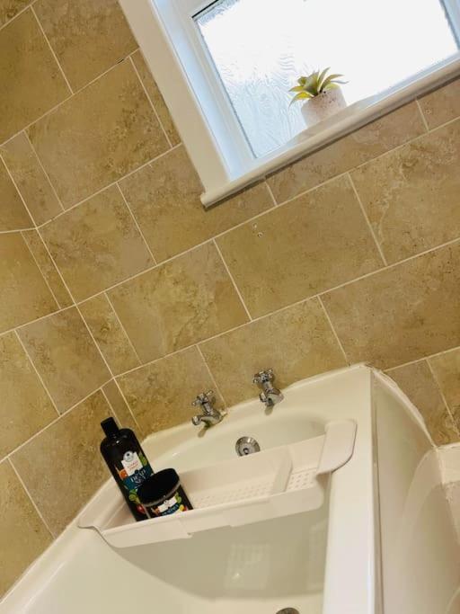 The White House - Cheerful 3 Bedroom Home In Wigan - Ince - Sleeps 7 - Parking - Work Space - Great Motorway Links 외부 사진