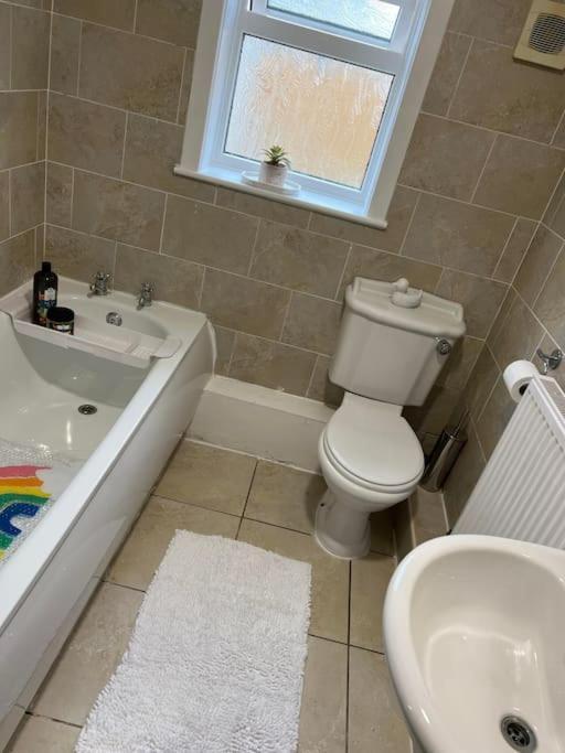 The White House - Cheerful 3 Bedroom Home In Wigan - Ince - Sleeps 7 - Parking - Work Space - Great Motorway Links 외부 사진