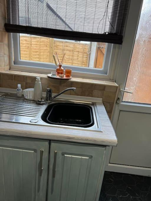 The White House - Cheerful 3 Bedroom Home In Wigan - Ince - Sleeps 7 - Parking - Work Space - Great Motorway Links 외부 사진